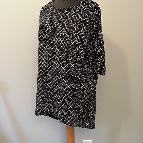 Lularoe Women's Oversized Top In Black And White Geometric Print - Picture 2 of 8